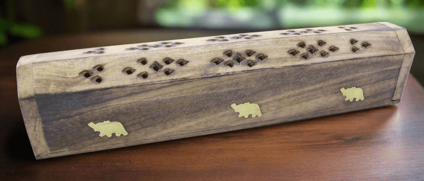 Boite en bois porte encens avec en décoration des Éléphants en laiton.